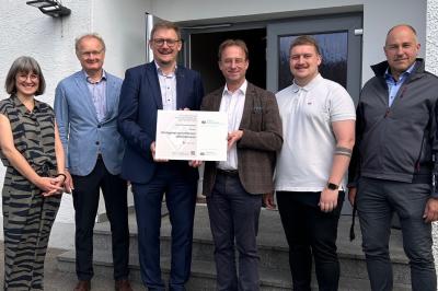 Das Foto zeigt vor dem Gebäude (von links) die Architekten Gabriele Wenger und Rainer Wilhelm, Bürgermeister Jürgen Raab, MdL Wolfgang Fackler sowie Lukas Raab und Christian Schlicker von der VG Rain. 