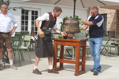 Mit einem Schlag zapft Thomas Heydecker das erste Fass Jakobi-Kirchweih-Festbier an.