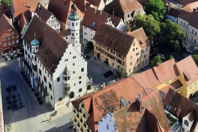 Blick vom Daniel auf den Marktplatz mit dem Rathaus und der Tourist-Information.
