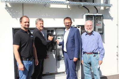 Der Schalter der neuen PV-Anlage wird von Manfred Rößler (BEG-Vorstand/l.) und Wemdings Bürgermeister Dr. Martin Drexler umgelegt.