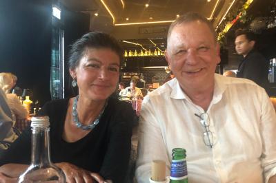 Sahra Wagenknecht und Manfred Seel tauschten sich auf der Bundesklausur aus.