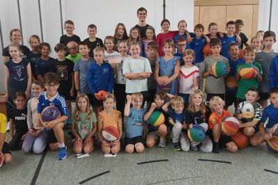 Schülerinnen und Schüler der 3. und 4. Klassen mit Joschka Ferner (hinten mitte). 