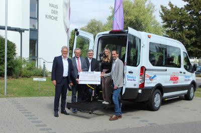 Das Bild zeigt (von links): Bernhard Ströbele (Vorstandsvorsitzender Raiffeisen-Volksbank Ries), Helmuth Wiedenmann und Paul Ritter (Vorstände der VR-Bürgerstiftung Ries), OBA-Mitarbeiterin Vanessa Faller und Johannes Beck (Geschäftsführer Diakonie Donau-Ries). 