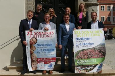 Auf dem Bild zu sehen (von links): Die Verantwortlichen der 20. DONAURIES-Ausstellung. v.l.n.r: Veranstalter Josef Schmid (JWS GmbH), Armin Schnabel (Schnabel Gastro GmbH), Landrat Stefan Rößle, Christine Schnabel (Schnabel Gastro GmbH), Oberbürgermeister David Wittner, Katharina von Koblinski (Landkreis Donau-Ries), Helena Ott (Stadt Nördlingen), Klemens Heininger (Landkreis Donau-Ries).