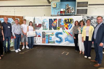 Auf dem Bild zu sehen (von links): Wolfgang Mussgnug, Landrat Stefan Rößle, Evelin & Arthur Fischer, die den Wettbewerb gewonnen haben und aus der Stabsstelle Kreisentwicklung und Nachhaltigkeit des Landkreises Sonja Schimmel, Laura Brummer, Louisa Hahn und Klemens Heininger.