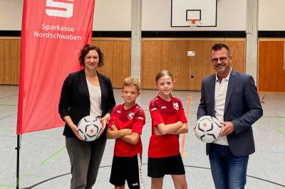 Auf dem Bild zu sehen: Kathrin Schön, Marktbereichsleiterin der Sparkasse Nordschwaben und Jürgen Sorré, Oberbürgermeister der Stadt Donauwörth, gemein mit zwei Teilnehmer*innen. 