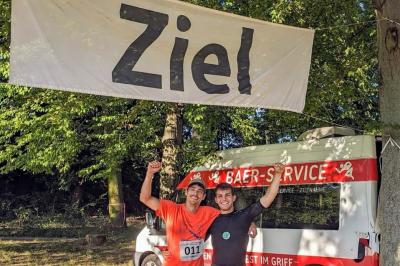 Sportliche Höchstleistungen wie einen 100-Kilometer-Lauf im vergangenen Jahr haben sie bereits für ihr Schulbauprojekt erbracht – nun soll es auch beim Spendenziel auf die Zielgerade gehen (von links: Julian Eichberger und Manuel Hillenmeyer).