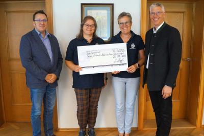 Bei Übergabe der Spende v.l.n.r.: Branko Schäpers (Geschäftsführer Caritas Verband Donau-Ries), Anita Schauer und Conny Nater von der Tafel Asbach-Bäumenheim, Bürgermeister Veit Meggle