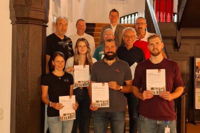 Die Preisträgerinnen und Preisträger der Team- und Einzelwertung bei der Preisverleihung im Rathaus: (1. Reihe v. l.): Christiane Emde (Fit for Life), Inka Moewes (Destilla), Michael Mittring (Baldinger Vereine), Jan Schmalfeld, (2. Reihe v. l.): Dieter Mittring (Baldinger Vereine), Klimaschutzmanager Holger Biller, Friedolin Imm, Jörg Stadali, (3. Reihe v. l.): Oberbürgermeister David Wittner, Thomas Mittring (Baldinger Vereine).