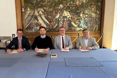 Von links: Oberbürgermeister David Wittner, Geschäftsführer Matthias Thienel (Destilla GmbH), Bürgermeister Dallas Tout sowie General Manager Peter Thompson.