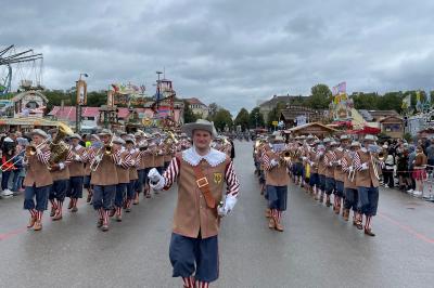 Die Knabenkapelle Nördlingen und ihr Trommlerkorps führen am Wiesnsonntag, 21. September 2025, den Trachten- und Schützenzug zum Münchner Oktoberfest an. Das Bild zeigt ihren feierlichen Einzug auf das Festgelände beim Umzug im Jahr 2022.