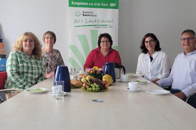V.l.n.r.: Kreisvorstandsmitglied Irmagrd Haberl, Ortsbäuerin Michaela Rein, Kreisbäuerin Susanne Löfflad, stellv. Kreisbäuerin Ulrike Wagner, Geschäftsführer Michael Stiller 