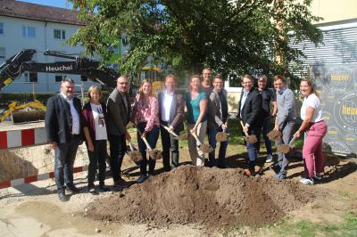 An der Grundschule wird ein Neubau für eine Offene Ganztagesschule errichtet.