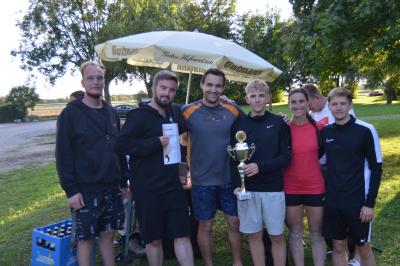 Auf dem Bild zu sehen (von links): 2. Vorstand, Fabian Zinsmeister, mit dem Siegerteam „Schere“.