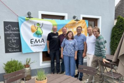 Vor dem Biohof-Café mit Gästen aus Bosnien.