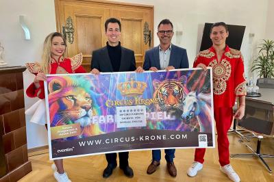 Die Eintrittskarten nahm Oberbürgermeister Jürgen Sorré in Empfang.  