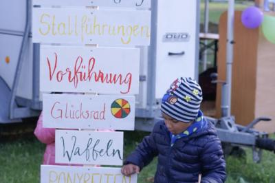 Zwischen 13:00 und 17:30 Uhr werden verschiedene Spiele für Kinder, Kinderschminken, ein Glücksrad mit tollen Preisen, Ponyreiten, Waffeln und Zuckerwatte angeboten. Im Imbiss wird für das leibliche Wohl gesorgt.