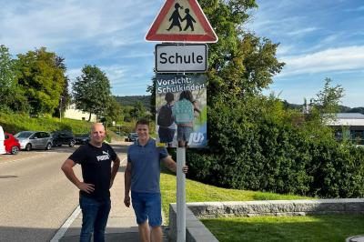 Mit Plakaten wollen Christoph Lettenbauer (l.) und Steffen Stark (r.) von der Jungen Union Wemding zum kommenden Schulanfang für mehr Rücksicht im Straßenverkehr werben