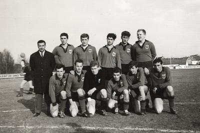 Gerd Müller (stehend, 3. von rechts) 1963 mit dem TSV Nördlingen bei einem Jugendturnier in Ansbach.