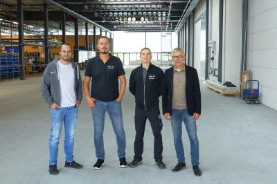 Das Bild zeigt (v.l.) Jonathan Krauß (Assistent der Betriebsleitung), Michael Jaumann (Betriebsleiter), Jonas  Mangold (Leiter Haustechnik) und Jürgen Lessmann (Geschäftsführer) von der Lessmann GmbH  begleiten die Erweiterung der Produktionsfläche. 