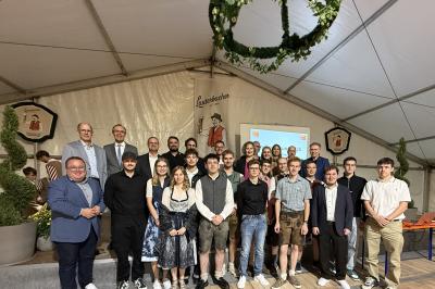 Stolz präsentieren sich die 16 Gesellinnen und Gesellen des Schreinerhandwerks mit  den Ehrengästen