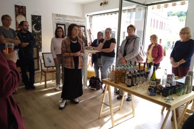 Malerin Franziska Groß bei ihrer Finissage in Harburg.