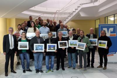 Vorstandsvorsitzender Bernhard Ströbele (links) mit den Siegerinnen und Siegern sowie den Vereinsvertretern bei der Siegerehrung zum Fotowettbewerb „Rieser Heimatkalender 2026“