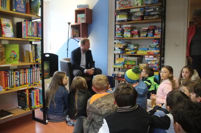 Als Bürgerbeauftragter trifft sich Wolfgang Fackler mit Grundschülern, um über das Thema Demokratie zu reden.