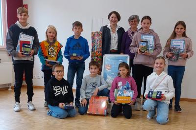 Die stellvertretende Landrätin Claudia Marb übergab die Preise an die Gewinner.