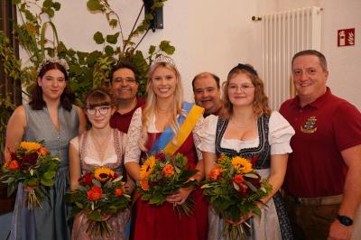 V.l.n.r.: Fabienne Mikschl (Theaterverein), Sarah Edler (Altschützen), Vorstand Christian Hornung, Weinkönigin Isabella Habermann (VfB), 2. Vorstand Matthias Schefstos, Anna Steinhart (FFW Oberndorf), 3. Bürgermeister Martin Dirr. 