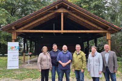 Auf dem Bild von links nach rechts: Gabriele Fograscher, Stefanie Ries, Marcus Kalusche (Vorsitzender KJR), Landrat Stefan Rößle, stellv. Landrätin Claudia Marb, Bgm. Marcus Späth