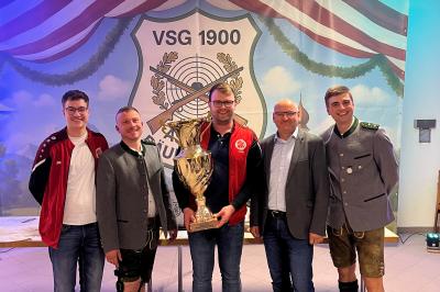 Die Siegerehrung mit der Übergabe des Wanderpokals. Auf dem Bild zu sehen (von links): Simon Neubauer, Mathias Uhl, Stefan Kleinle, Bürgermeister Martin Paninka, Simon Lechner.