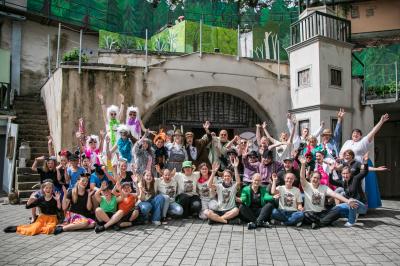 Das Team des Stücks "Die Bremer Stadtmusikanten" freut sich über den 2. Platz beim Larifari-Preis.