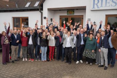 Gruppenbild der Kandidierenden mit Landratskandidatin und Listenführerin Claudia Müller.