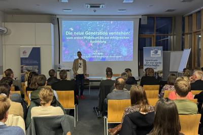 Felix Behm im TCW bei seinem Vortrag „Motivieren statt verlieren – Wie wir junge Menschen für Ausbildung und Beruf begeistern können“