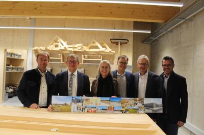 Auf dem Bild zu sehen (von links): MdL Wolfgang Fackler, Landrat Stefan Rößle, Schulleiterin Anja Behnke, Architekt Michael Leberzammer, ehemaliger Schulleiter a.D. Gerhard Kilian und Oberbürgermeister Jürgen Sorré. 