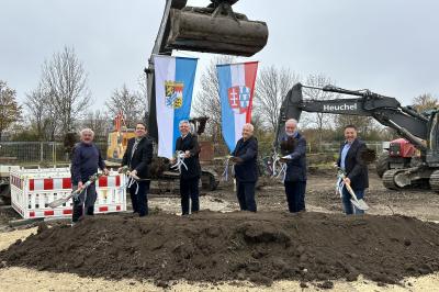 Spatenstich des neuen Wasserwerkes in Mertingen. Auf dem Bild zu sehen (von links): Mertingens Bauhofleiter Alois Berchtenbreiter, Geschäftsführer Firma Carl Heuchel GmbH Philipp Burger, Bürgermeister Veit Meggle, Stefan Steinbacher vom Planungsbüro Steinbacher Consult, CFO Molkerei Zott Anton Hammer und Ralph Ruhland, Bauamt Gemeinde Mertingen.