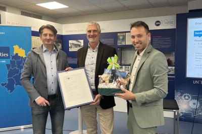 Von links: Andreas Dirr (IHK Regionalvorsitzender Donau-Ries), Thomas Kopp (Hama GmbH), Matthias Hausmann (IHK Regionalgeschäftsführer)