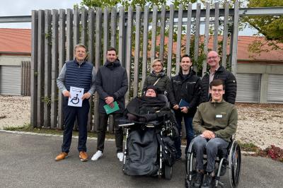 Auf dem Bild zu sehen (von links) Messebauer Josef Schmid (JWS), Christian Trollmann (Landratsamt Donau-Ries), Matthias Küffner (Inklusionsrat Nördlingen), Melanie Fischer, Noah Berber (Landratsamt Donau-Ries), Erwin Seiler (2. weiterer Stellvertreter des Landrats) und Maximilian Späth (Landratsamt Donau-Ries).