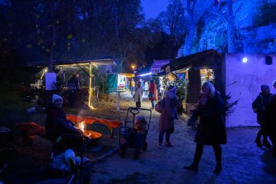 Rund um den Mangoldfelsen laden Markstände zu Glühwein, Punsch und Süßigkeiten ein. 