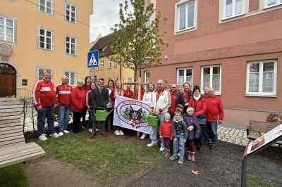 Oberbürgermeister David Wittner dankte dem FC Bayern München Fanclub „Red Wood Cats e.V.“ für die Spende und das Engagement: „Die Pflanzung dieses Baumes ist ein schönes Zeichen der Verbundenheit – mit unserer Stadt, mit der Natur und mit Gerd Müller. Ich danke dem FC Bayern München Fanclub ‚Red Wood Cats e.V.‘ Otting herzlich für seine Großzügigkeit.“