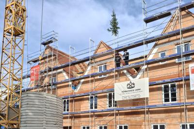 Feierlicher Moment im Eger-Viertel: Beim Richtfest der neuen Kindertagesstätte freuen sich 3. Bürgermeisterin Gudrun Gebert-Löfflad, Sebastian Haag, Vertreterinnen und Vertreter der Katholischen Jugendfürsorge, der Stadtverwaltung und zahlreiche Handwerkerinnen und Handwerker über den zügigen Baufortschritt.