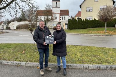 Annemarie Endner von der N-ERGIE und Bürgermeister Klaus Engelhardt freuen sich, mit dem Erlös der N-ERGIE Kinotour örtliche Vereine unterstützen zu können.