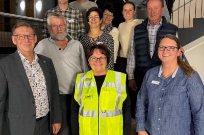 Landrat Stefan Rößle, Radverkehrsbeauftragte Bianca Kratzsch und die geehrten der Aktion STADTRADELN 2025 im Landratsamt Donau-Ries.
