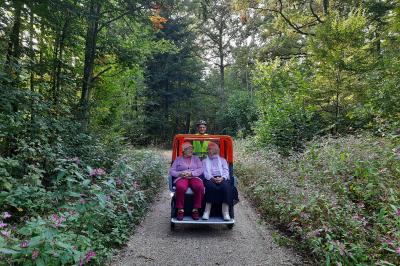 Ausflugsfahrt mit Karl-Heinz Vogel und seiner E-Rikscha in den Wald bei Wemding. 