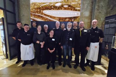 Das Bild zeigt (von links): Michael Janku und Alexander Herdmann (Landgasthof Adler), Dr. Christoph Burkhardt (MPI for Solar System Research), Anna Mareis und Günther Zwerger (Geopark Ries), Karin Heck und PD Dr. Frank Trixler (RKM), Dr. Oliver Sachs, Karl Wimmer und Thomas Kurz (Freunde des RiesKraterMuseums e.V.), Roland Schumacher (RKM), Volker Wörle (Landgasthof Adler).