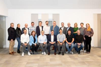 Sitzend von links nach rechts: Stefan Lehmeier, Angelika Kefer, Anton Reiter, Manuel Paula, Jürgen Herrmann, Günther Steidle, Karl Römer.  Stehend von links nach rechts: Stefan Stemmer, Claudia Ottinger, Jürgen Schulz, Hubert Ziegelmeier, Martin Roger, Alexander Appel, Alexander Meßner, Klemens Heininger, Florian Schweinböck, Marina Erdt, Matthias Bernecker, Daniela Lauer. Nicht auf dem Bild: Lukas Miller.