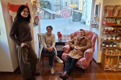 Oberbürgermeister David Wittner (r.) und Susanne Vierkorn (M.) heißen Stefanie Traub mit ihrem besonderen Süßigkeitenladen in Nördlingen herzlich willkommen.