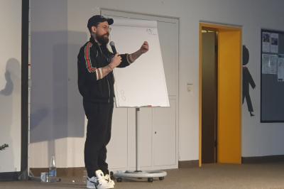Dominik Forster bei seinem Vortrag an der Ludwig-Auer-Schule.