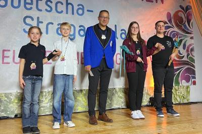 Die neuen Prinzenpaare der Amerdinger Faschingsfreunde. V.l.n.r.: Kleines Prinzenpaar Sophie I. und Niklas I., Vereinsvorsitzender Andreas Fürst, großes Prinzenpaar Tamara I. und Luca I.